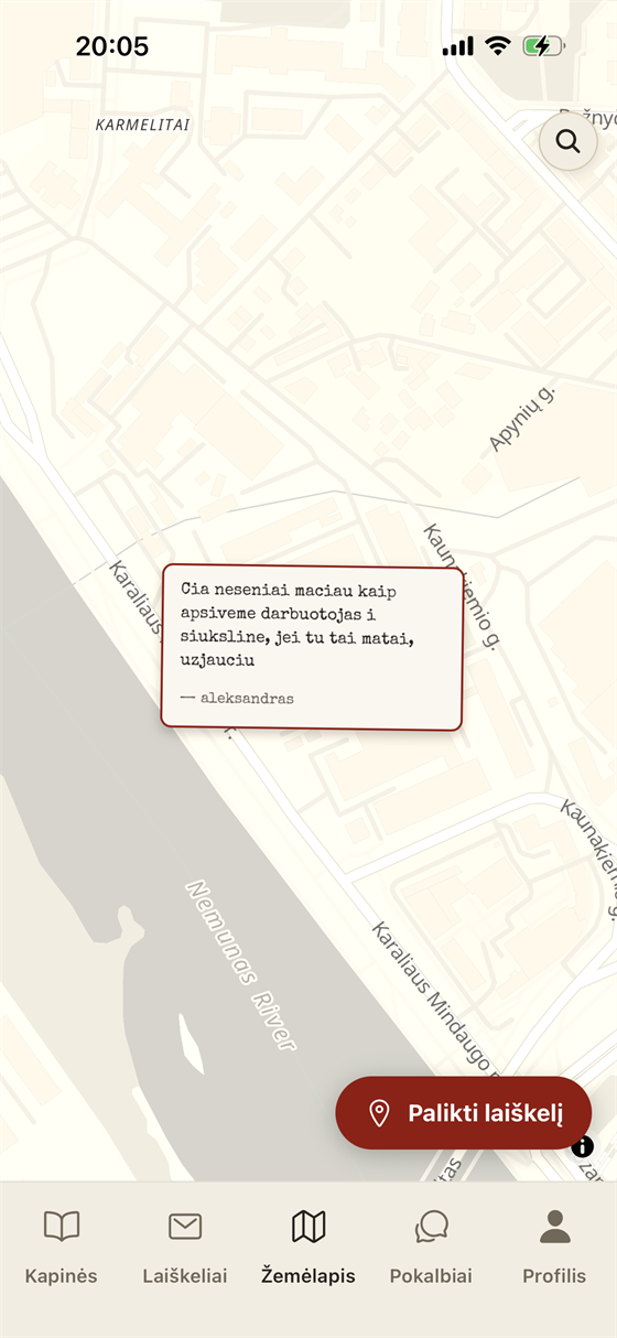 The map screen: a letter pinned beside the Nemunas river in Kaunas, signed by aleksandras, with a „Palikti laiškelį“ button below it